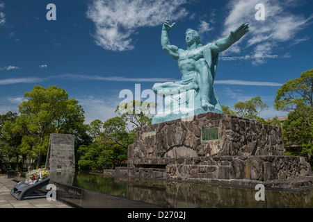 Monument de prière pour la paix ou la paix Memorial Statue, Parc de la paix de Nagasaki Banque D'Images