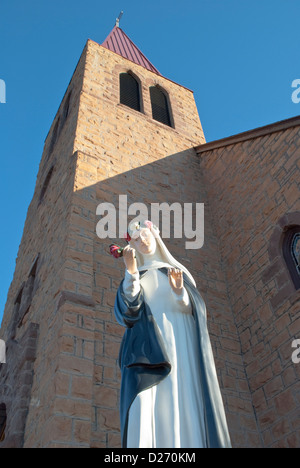 Le quartier de Santa Rosa de Lima statue orne l'extérieur de l'église de Santa Rosa, Nouveau Mexique. Banque D'Images