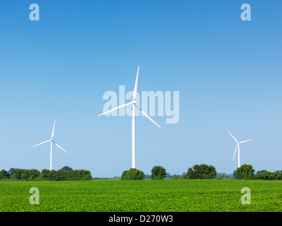 Éoliennes dans un champ vert sous ciel bleu. L'Ontario, Canada. Banque D'Images