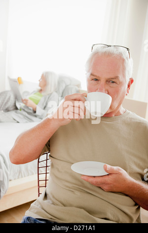 Man ayant matin tasse de café Banque D'Images