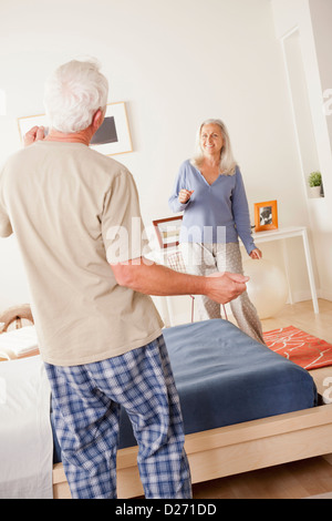 Senior couple dancing in bedroom Banque D'Images