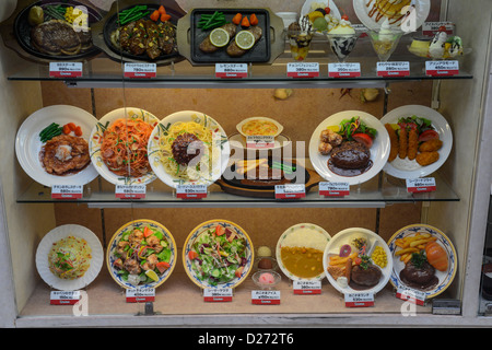 Une exposition de produits alimentaires japonais réplique en plaqué une fenêtre d'un restaurant, Nagasaki au Japon Banque D'Images