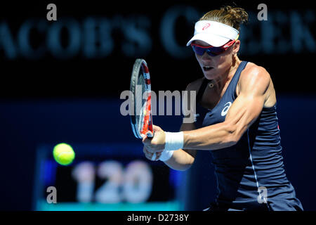 Melbourne, Australie. 16 janvier 2013. Samantha Stosur de l'Australie renvoie une balle dans son match du jour 3 de l'Open d'Australie de Melbourne Park. Banque D'Images