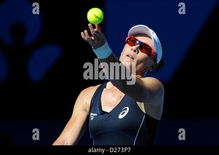 Melbourne, Australie. 16 janvier 2013. Samantha Stosur de l'Australie se prépare à servir dans son match du jour 3 de l'Open d'Australie de Melbourne Park. Banque D'Images