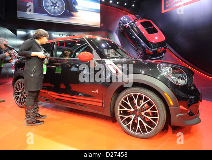 Un visiteur examine la nouvelle MINI John Cooper Works Paceman au cours de la North American International Auto Show (NAIAS) à Detroit, USA, 14 janvier 2013. NAIAS ouvert officiellement le 14 janvier 2013 et est ouvert au grand public du 19 janvier au 27 janvier 2013. Photo : Uli Deck Banque D'Images