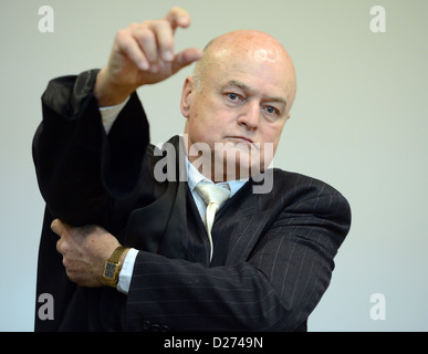 Horst-Dieter Poetschke Avocat qui représente un agent russe-couple, met sa robe dans une salle d'audience de la haute cour provinciale et la cour d'appel de Stuttgart, Allemagne, 15 janvier 2013. Plus de 20 ans, le couple aurait dû donner l'information de l'Allemagne pour les services secrets russes par tos les boîtes de messagerie ne fonctionne pas, ainsi que les satellites et l'internet. L'accent a menti sur les stratégies politiques et militaires de l'UE et l'OTAN. Photo : Bernd Weissbrod Banque D'Images