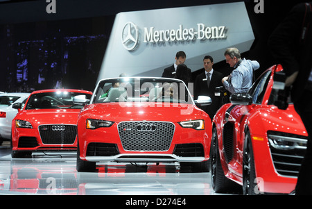 Divers modèles Audi sont sur l'affichage lors de la deuxième journée à la North American International Auto Show (NAIAS) à Detroit, USA, 15 janvier 2013. Le stand Mercedes-Benz est représentée dans l'arrière-plan. L'NAIAS ouvert officiellement le 14 janvier 2013 et est ouvert au grand public du 19 janvier au 27 janvier 2013. Photo : Uli Deck Banque D'Images