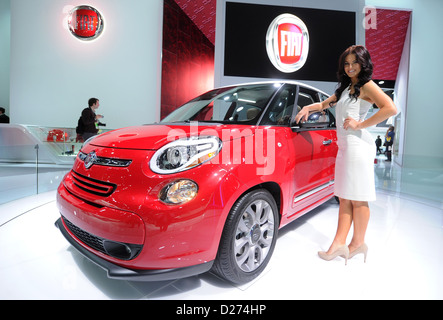 Une Fiat 500 L est à l'affiche sur la deuxième journée à la North American International Auto Show (NAIAS) à Detroit, USA, 15 janvier 2013. NAIAS ouvert officiellement le 14 janvier 2013 et est ouvert au grand public du 19 janvier au 27 janvier 2013. Photo : Uli Deck Banque D'Images