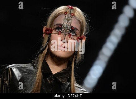 Un modèle présente une création lors de la Rebekka Ruetz montrer lors de la Mercedes-Benz Fashion Week à Berlin, Allemagne, 15 janvier 2013. Les présentations des collections automne/hiver 2013/2014 se déroulera du 15 au 18 janvier 2013. Photo : Britta Pedersen/dpa  + + +(c) afp - Bildfunk + + + Banque D'Images