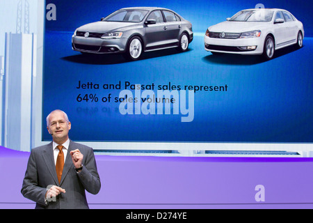 (Document) un document photo datée du 14 janvier 2013 montre le président du groupe Volkswagen d'Amérique Jonathan Brown parler sur le stand de Volkswagen à la North American International Auto Show (NAIAS) à Detroit, USA, 14 janvier 2013. NAIAS ouvert officiellement le 14 janvier 2013 à la presse et les revendeurs et est ouvert pour le grand public du 19 janvier au 27 janvier 2013. Photo : Friso Gentsch / Volkswagen Banque D'Images