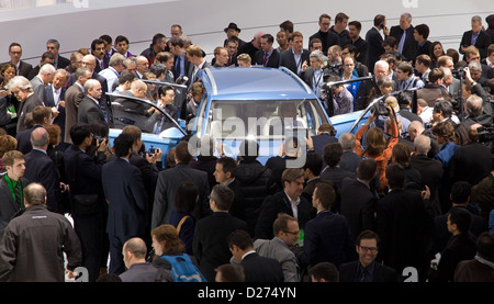 Le document montre les visiteurs autour de la collecte concept car Volkswagen CrossBlue '' sur scène à la North American International Auto Show (NAIAS) à Detroit, USA, 14 janvier 2013. NAIAS ouvert officiellement le 14 janvier 2013 et est ouvert au grand public du 19 janvier au 27 janvier 2013. Photo : Friso Gentsch / Volkswagen Banque D'Images