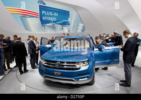 Le document montre les visiteurs autour de la collecte concept car Volkswagen CrossBlue '' sur scène à la North American International Auto Show (NAIAS) à Detroit, USA, 14 janvier 2013. NAIAS ouvert officiellement le 14 janvier 2013 et est ouvert au grand public du 19 janvier au 27 janvier 2013. Photo : Friso Gentsch / Volkswagen Banque D'Images