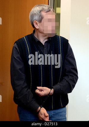 L'accusé Andreas Anschlag (pseudonyme) qui est un agent russe, entre dans la salle d'audience de la haute cour provinciale et la cour d'appel de Stuttgart, Allemagne, 15 janvier 2013. Plus de 20 ans, le couple aurait dû donner l'information de l'Allemagne pour les services secrets russes par tos les boîtes de messagerie ne fonctionne pas, ainsi que les satellites et l'internet. L'accent a menti sur les stratégies politiques et militaires de l'UE et l'OTAN. Photo : Bernd Weissbrod Banque D'Images