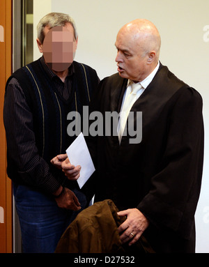 Avocat Horst-Dieter Poetschke (R) qui représente un agent russe-couple, entretiens avec l'accusé Andreas Anschlag (L, pseudonyme) dans une salle d'audience de la haute cour provinciale et la cour d'appel de Stuttgart, Allemagne, 15 janvier 2013. Plus de 20 ans, le couple aurait dû donner l'information de l'Allemagne pour les services secrets russes par tos les boîtes de messagerie ne fonctionne pas, ainsi que les satellites et l'internet. L'accent a menti sur les stratégies politiques et militaires de l'UE et l'OTAN. Photo : Bernd Weissbrod Banque D'Images