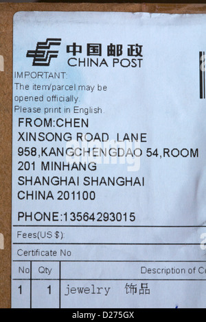 Étiquette sur le colis qui contenait des bijoux de poteau de la Chine à la suite d'une commande en ligne via Amazon UK Banque D'Images