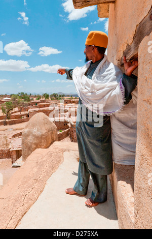 Un prêtre chrétien orthodoxe dans le clocher à la falaise de Debre Damo monastère sur la frontière avec l'Érythrée, l'Éthiopie, l'Afrique. Banque D'Images