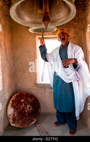 Un prêtre chrétien orthodoxe dans le clocher à la falaise de Debre Damo monastère sur la frontière avec l'Érythrée, l'Éthiopie, l'Afrique. Banque D'Images