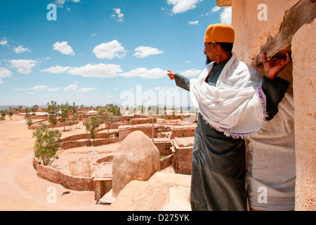 Un prêtre chrétien orthodoxe dans le clocher à la falaise de Debre Damo monastère sur la frontière avec l'Érythrée, l'Éthiopie, l'Afrique. Banque D'Images