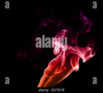 Violet rouge feu comme Abstract Smoke Photo sur fond noir Banque D'Images