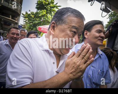 Bangkok, Thaïlande. 16 janvier 2013. SUKHUMBHAND PARIBATRA, candidat au poste de gouverneur de Bangkok, ''wais'' (le ''wai'' est un traditionnel thaïe) électeurs alors qu'il arrive à une fonction de campagne sur la route Silom à Bangkok. L'éduqué Sukhumbhand Oxford est un membre de la famille royale thaïlandaise (il s'agit d'un arrière-petit-fils de feu le roi Chulalongkorn thaïlandais). Il est membre du parti démocrate thaïlandais et a été élu gouverneur de Bangkok en 2009. Banque D'Images