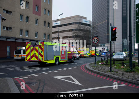 Londres, Royaume-Uni. 16 janvier 2013. Les services d'urgence arrivent sur les lieux. Credit : Andy Thornley / Alamy Live News Banque D'Images