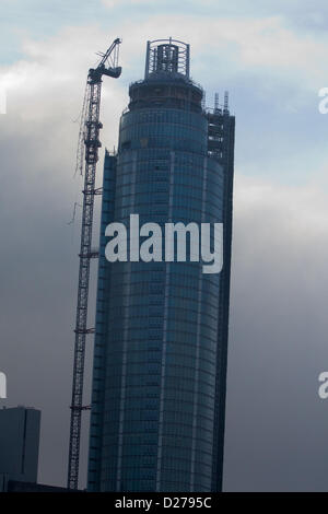 Londres, Royaume-Uni. 16 janvier 2013. Stikes hélicoptère grue sur le sommet de la tour. Crédit : Mr Photos / Alamy Live News Banque D'Images