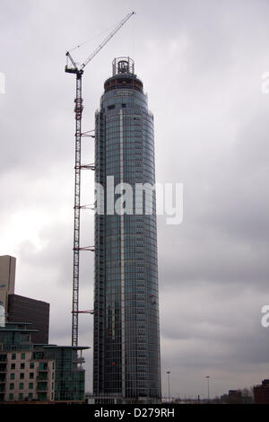 Londres, Royaume-Uni. 15 janvier 2013. FILE PIC : La tour à 1 St George Wharf à Vauxhall, Londres, avec une grue de grande hauteur le jour avant qu'il a été frappé par un hélicoptère - un Agusta Westland AW109 - le 16 janvier 2013 photographié intacts sur le 15 janvier 2013. Credit : Emma Durnford / Alamy Live News Banque D'Images