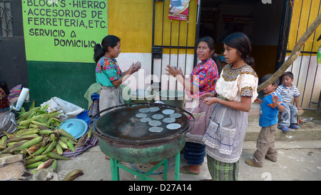 Les femmes, tortillas de maïs bleu. Banque D'Images