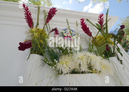 Dans le cimetière principal. Tombes ornées de fleurs. Antigua sur le Jour des Morts. Banque D'Images