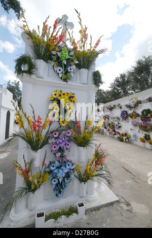 Dans le cimetière principal. Tombes ornées de fleurs. Antigua sur le Jour des Morts. Banque D'Images