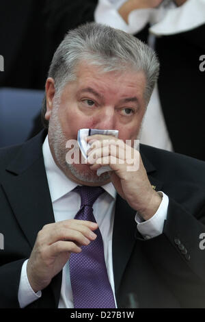 Mainz, Allemagne. 16 janvier 2013. Premier ministre de Rhénanie-palatinat Kurt Beck essuie son nez à l'état le parlement à Mainz, Allemagne, 16 janvier 2013. Aujourd'hui, ancien ministre de la santé de la Rhénanie-Palatinat Dreyer assumera la fonction de Premier ministre Beck, qui a démissionné pour raisons de santé. Photo : FREDRIK VON ERICHSEN Banque D'Images