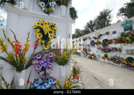 Dans le cimetière principal. Tombes ornées de fleurs. Antigua sur le Jour des Morts. Banque D'Images