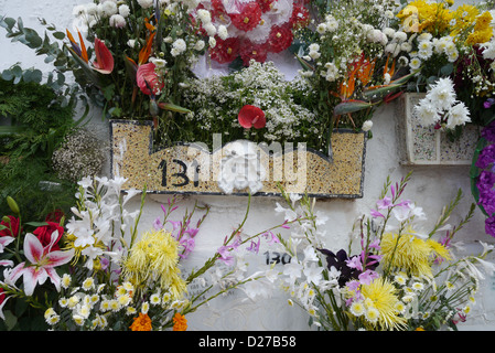 Dans le cimetière principal. Tombes ornées de fleurs. Antigua sur le Jour des Morts. Banque D'Images