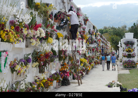 Dans le cimetière principal. Tombes ornées de fleurs. Antigua sur le Jour des Morts. Banque D'Images