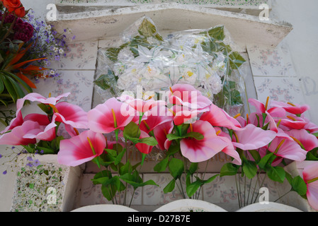 Dans le cimetière principal. Tombes ornées de fleurs. Antigua sur le Jour des Morts. Banque D'Images