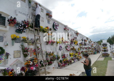 Dans le cimetière principal. Tombes ornées de fleurs. Antigua sur le Jour des Morts. Banque D'Images