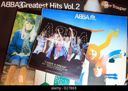 Abba LP's et d'un disque vinyle dans une pile Banque D'Images