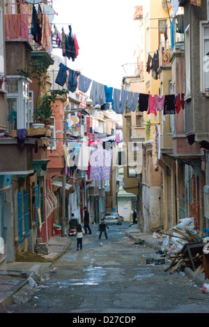 Une rue de Tarlabasi, un mauvais quartier kurde principalement d'Istanbul. La zone a été zonée pour re-génération en 2006. Banque D'Images
