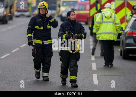 Londres, Royaume-Uni. 16 janvier 2013. Suite d'un accident d'hélicoptère dans le crane de la construction du gratte-ciel résidentiel St George's Wharf Tower a Vauxhall dans le sud de Londres. À environ 08h00 l'avion apparemment écrasé dans le crane dans le brouillard verglaçant, atterrissant dans la route à côté d'une ligne ferroviaire principale. La tour est de 181 mètres (594 pi) de hauteur avec 49 histoires, maintenant le plus haut immeuble résidentiel dans le Royaume-Uni. Son crane qui opéraient sur le côté de la tour a été arrachée, à l'atterrissage ci-dessous. Credit : RichardBaker / Alamy Live News Banque D'Images