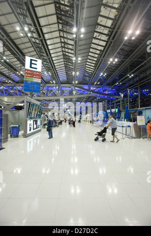 BANGKOK - 17 janvier. Les passagers dans l'aéroport de Bangkok le 17 janvier 2012. Au petit matin. Banque D'Images