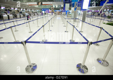 BANGKOK - 17 janvier. Dans les lignes d'attente longue de l'aéroport de Bangkok le 17 janvier 2012. Banque D'Images