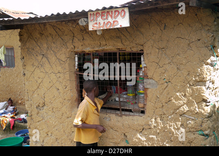 KENYA scènes dans le bidonville du Bangladesh. Un petit magasin. Mombasa. photo par Sean Sprague Banque D'Images