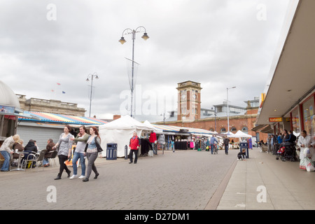 En vertu de l'Ashton Lyne - Greater Manchester marché plein air Banque D'Images