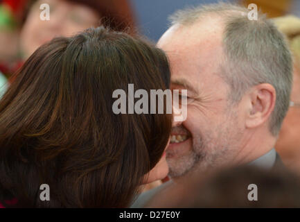 Mainz, Allemagne. 16 janvier 2013. Nouveau Premier Ministre de Rhénanie-Palatinat, Malu Dreyer, est embrassé par son mari Klaus Jensen après qu'elle a été élu le nouveau Premier ministre au Parlement de l'Etat à Mainz, Allemagne, 16 janvier 2013. L'ancien ministre de la santé de la Rhénanie-Palatinat Dreyer assume la fonction de Premier ministre Beck, qui a démissionné pour raisons de santé. Photo : ARNE DEDERT Banque D'Images