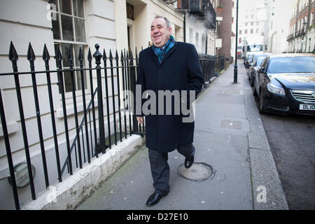 Londres, Royaume-Uni. 16 janvier 2013. Photo montre Alex Salmond, Premier ministre écossais le long de la rue dans le centre de Londres, UK après avoir parlé à l'Association de la presse étrangère. Crédit : Jeff Gilbert / Alamy Live News Banque D'Images