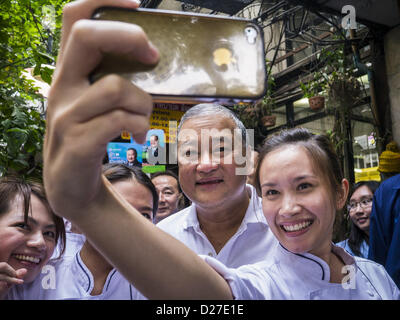 16 janvier 2013 - Bangkok, Thaïlande - Sukhumbhand Paribatra, candidat au poste de gouverneur de Bangkok, pose pour des photos avec les élèves au cours d'une campagne sur l'apparence de Silom Road. Il fait ses études à Oxford, est un membre de la famille royale de Thaïlande, un membre du parti démocrate et a été élu gouverneur de Bangkok en 2009. Il fait face à six concurrents dans l'élection du 3 mars. (Crédit Image : © Jack Kurtz/ZUMAPRESS.com) Banque D'Images