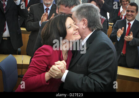 Mainz, Allemagne. 16 janvier 2013. L'ancien Premier Ministre Kurt Beck félicite le nouveau Premier Ministre de Rhénanie-Palatinat, Malu Dreyer, au parlement de l'Etat à Mainz, Allemagne, 16 janvier 2013. Aujourd'hui, ancien ministre de la santé de la Rhénanie-Palatinat Dreyer assumera la fonction de Premier ministre Beck, qui a démissionné pour raisons de santé. Photo : FREDRIK VON ERICHSEN Banque D'Images