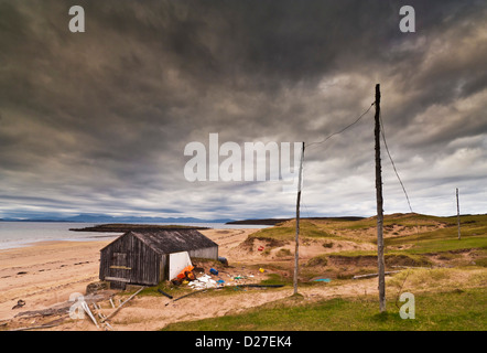 Ciel orageux avec hutte de pêcheur et poteaux de séchage de filet, Red point Beach South, Wester Ross, Ecosse, Royaume-Uni, Royaume-Uni, GB Europe Banque D'Images