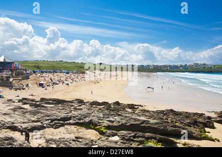 Les vacanciers et les surfers sur la plage de Fistral Newquay, Cornwall, England, GB, le Royaume-Uni, l'Union européenne, de l'Europe Banque D'Images