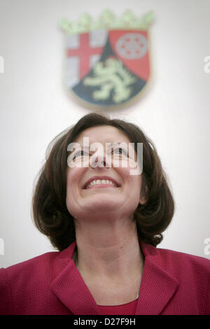 Mainz, Allemagne. 16 janvier 2013. Nouveau Premier Ministre de Rhénanie-Palatinat, Malu Dreyer, sourit à l'état le parlement à Mainz, Allemagne, 16 janvier 2013. Aujourd'hui, ancien ministre de la santé de la Rhénanie-Palatinat Dreyer assumera la fonction de Premier ministre Beck, qui a démissionné pour raisons de santé. Photo : FREDRIK VON ERICHSEN Banque D'Images